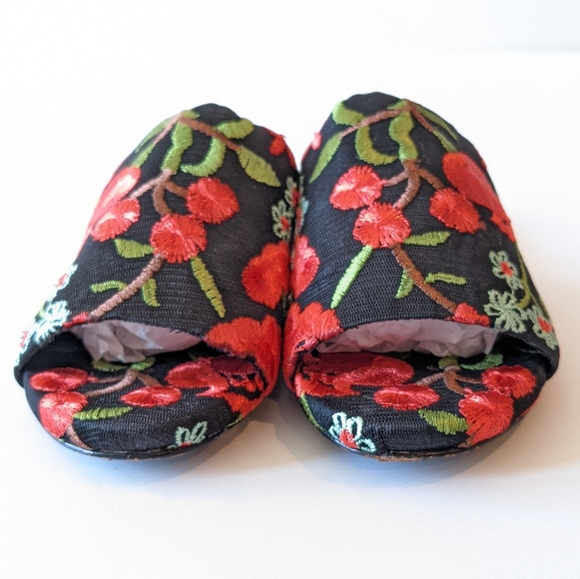 Charles David Black and Red Rose Floral Embroidered Slide Slippers Womens 7.5 - Picture 5 of 8